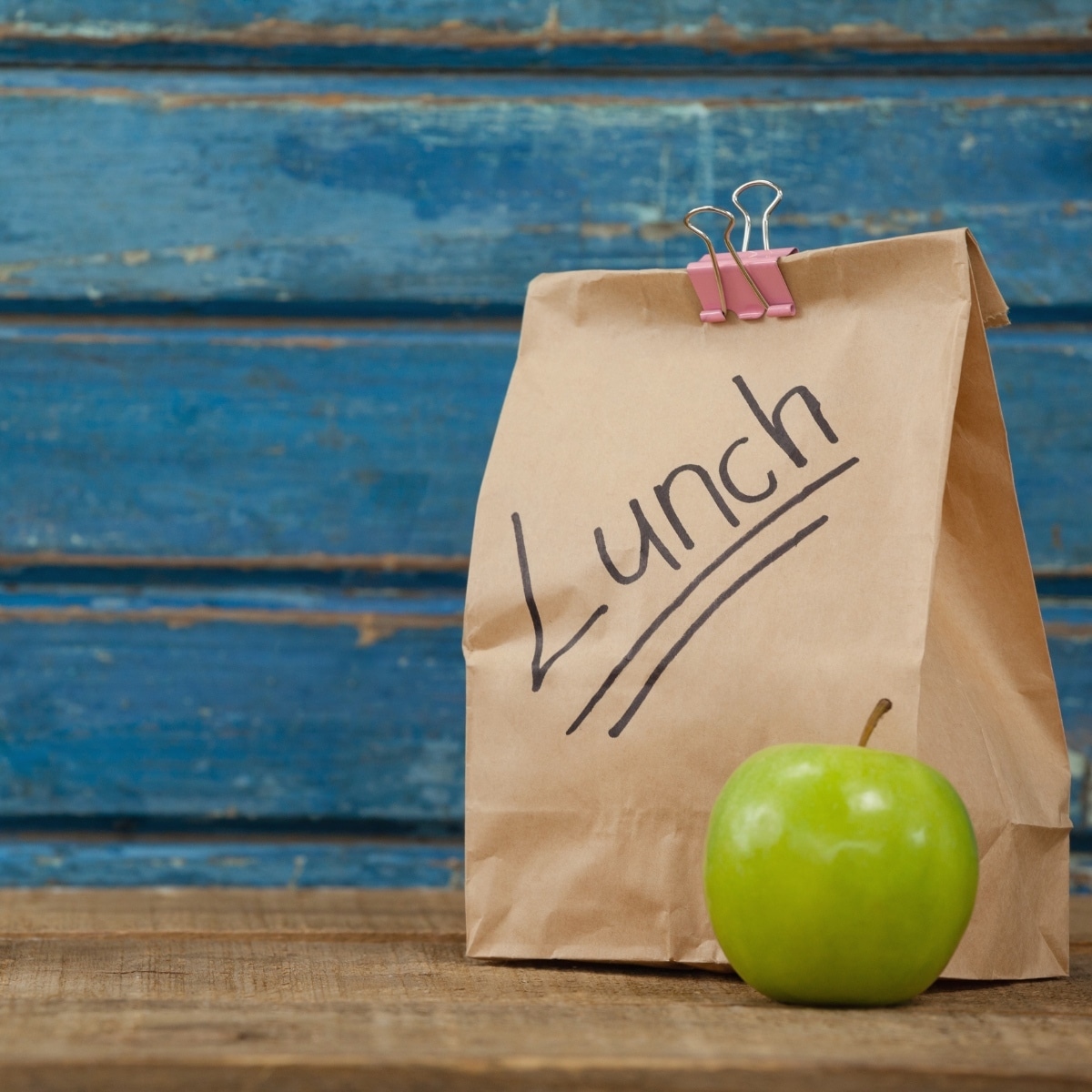 Picture of brown paper lunch sack with green apple