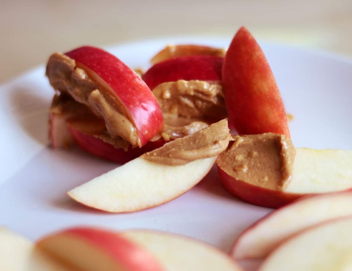 Apple slices with peanut butter, a simple anti-inflammatory snack that provides fiber, protein, and healthy fats.