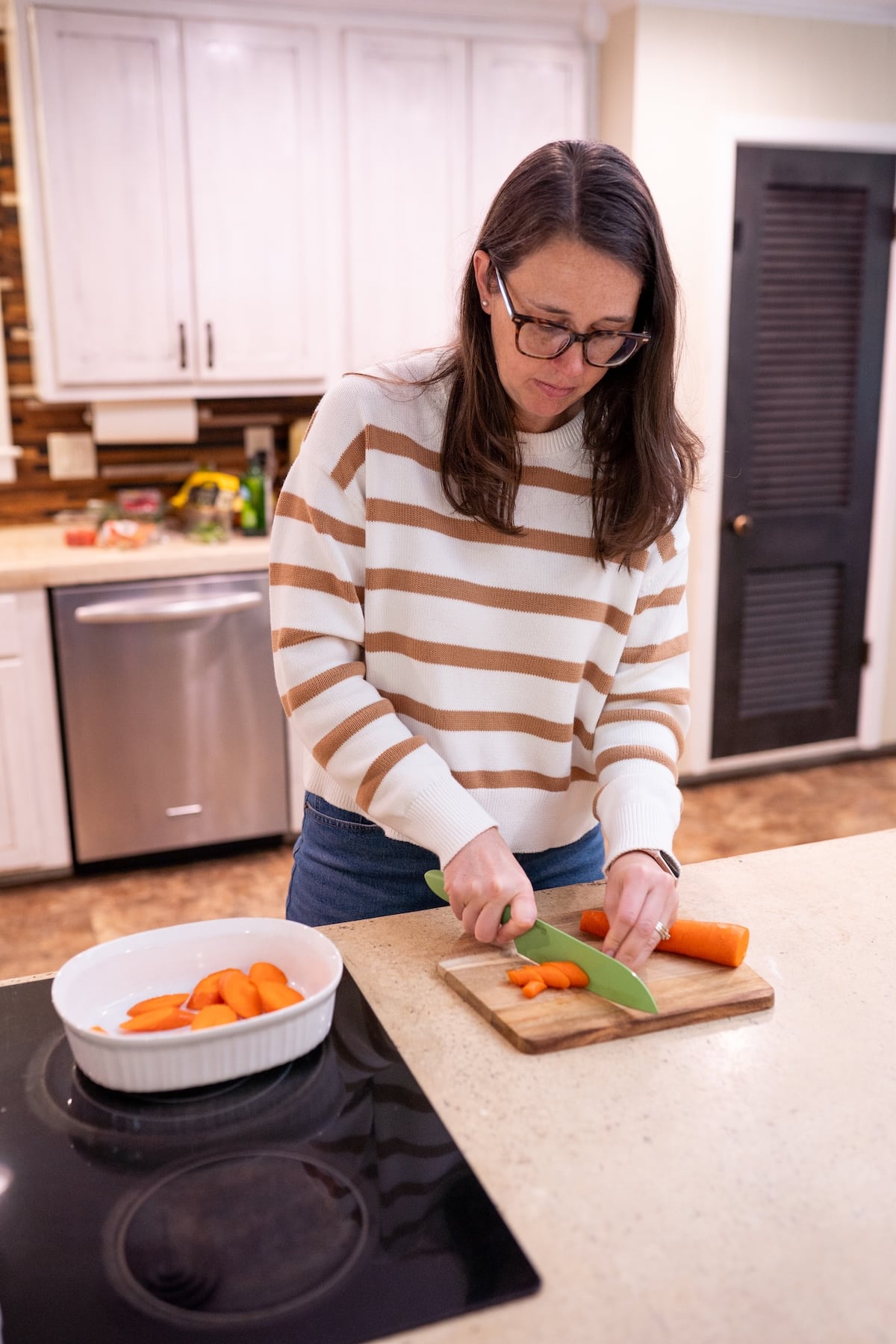 Dietitian preparing anti-inflammatory foods in the kitchen for hot flash support.